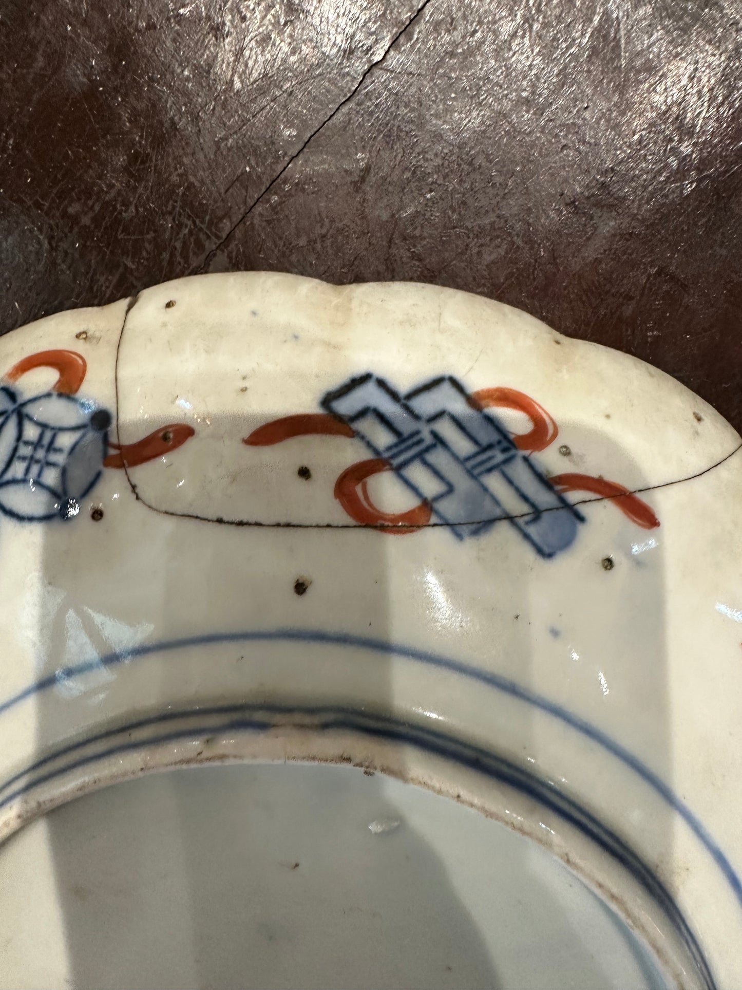 Antique Japanese Imari Plate with Scalloped Edge – Floral Vase Motif