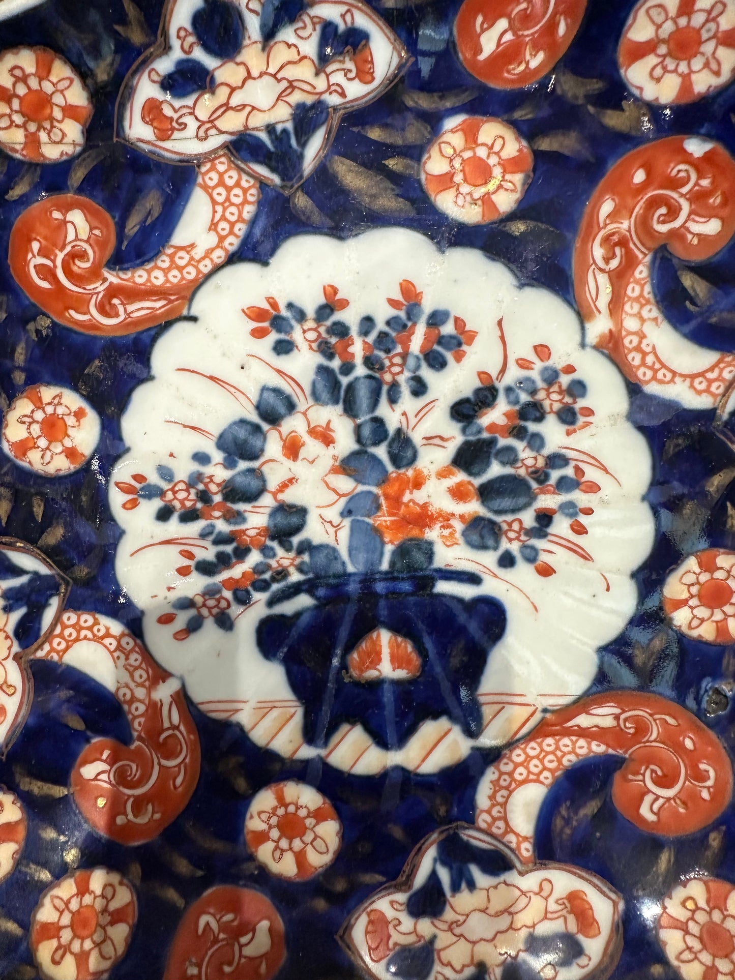 Antique Japanese Imari Plate with Scalloped Edge – Floral Vase Motif