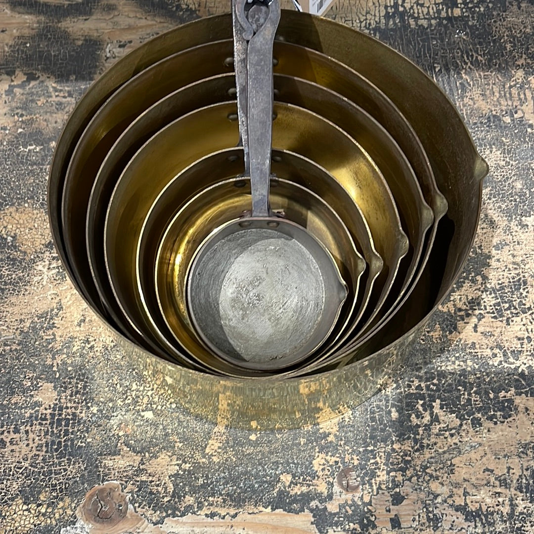 Set of 8 graduated cooking pans