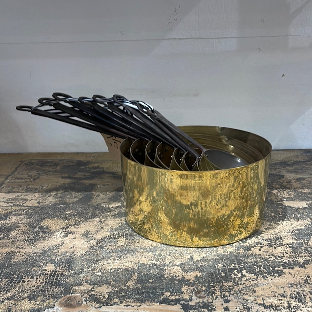 Set of 8 graduated cooking pans