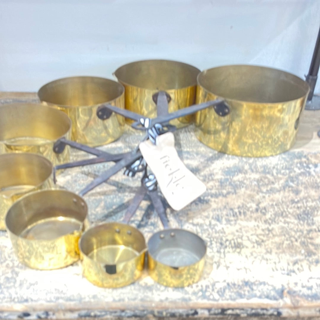 Set of 8 graduated cooking pans
