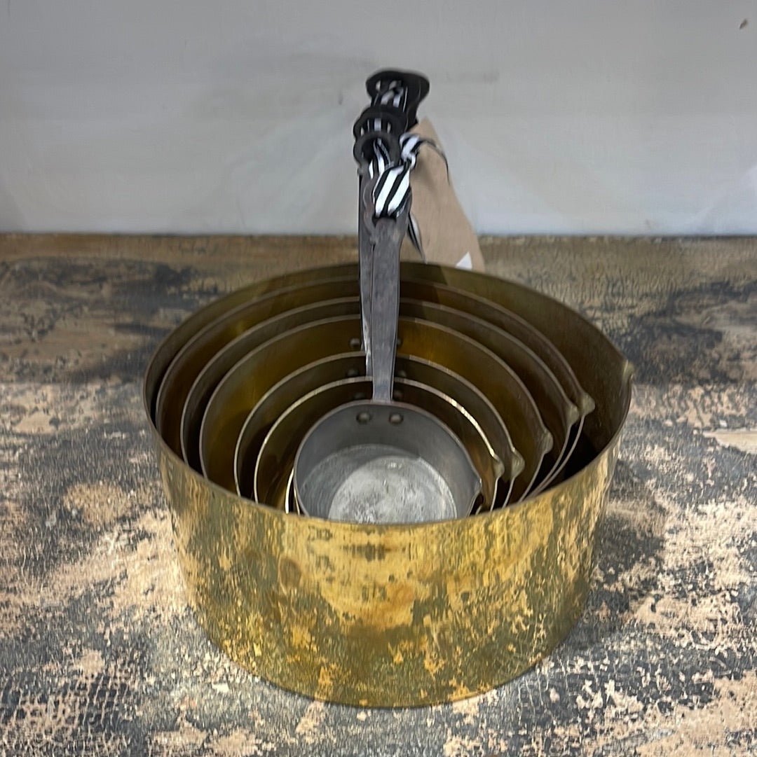 Set of 8 graduated cooking pans