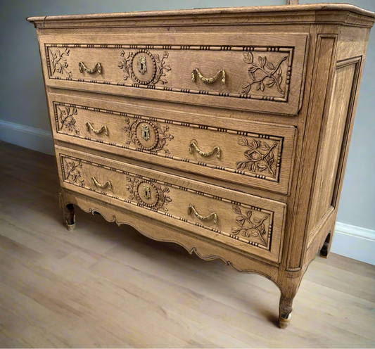 Large Scale Bleached Commode