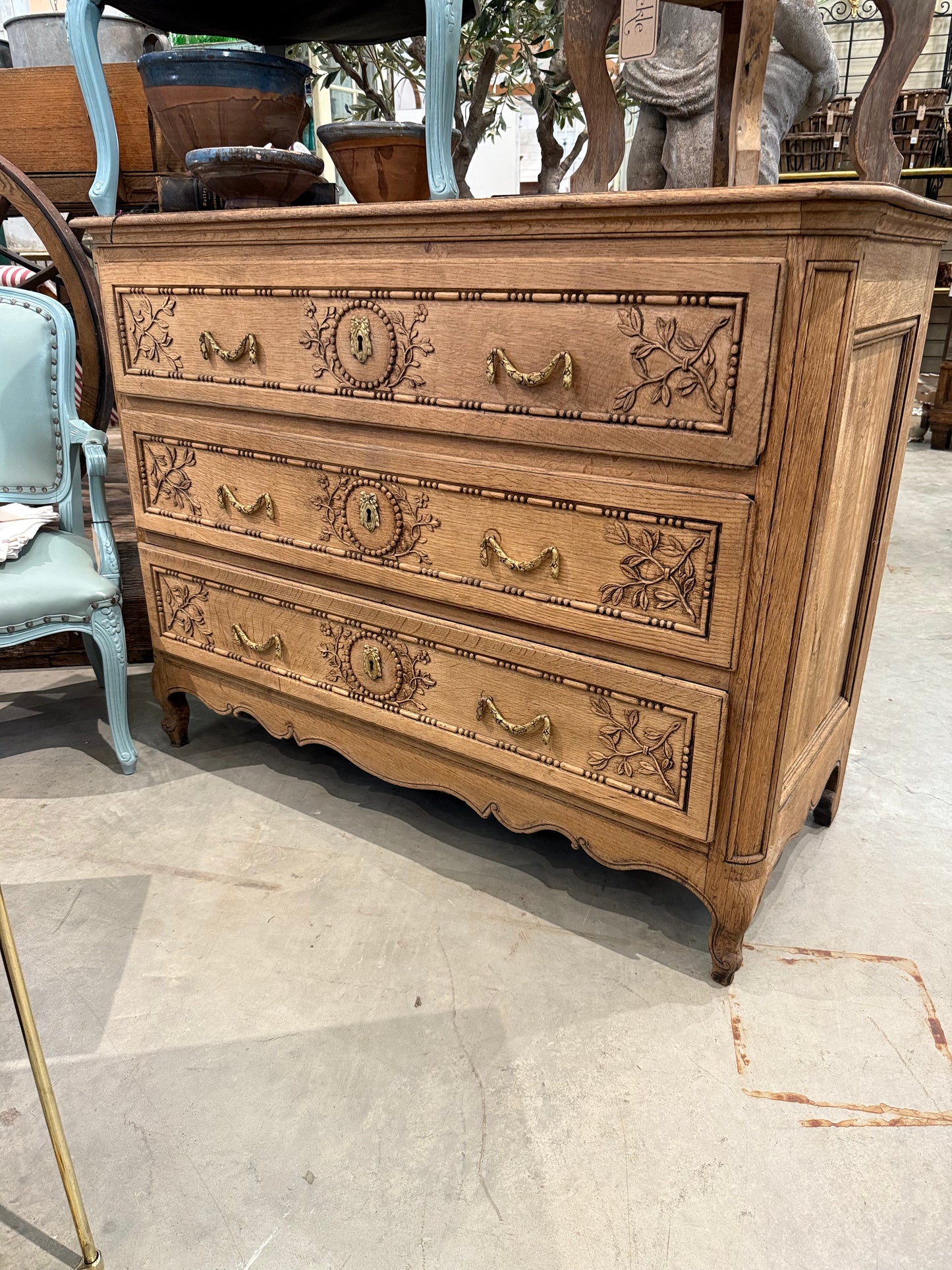 Large Scale Bleached Commode