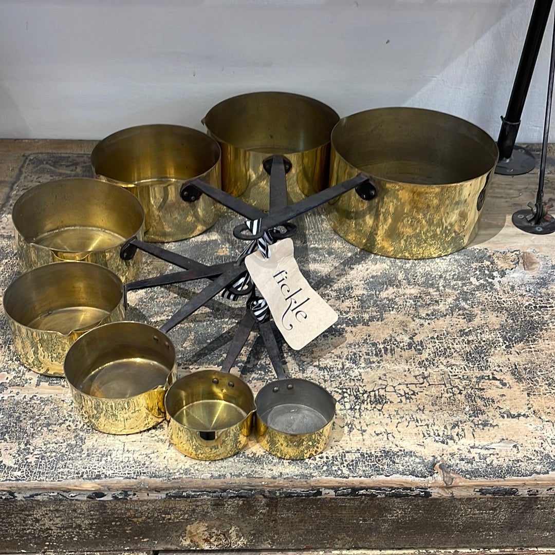 Set of 8 graduated cooking pans