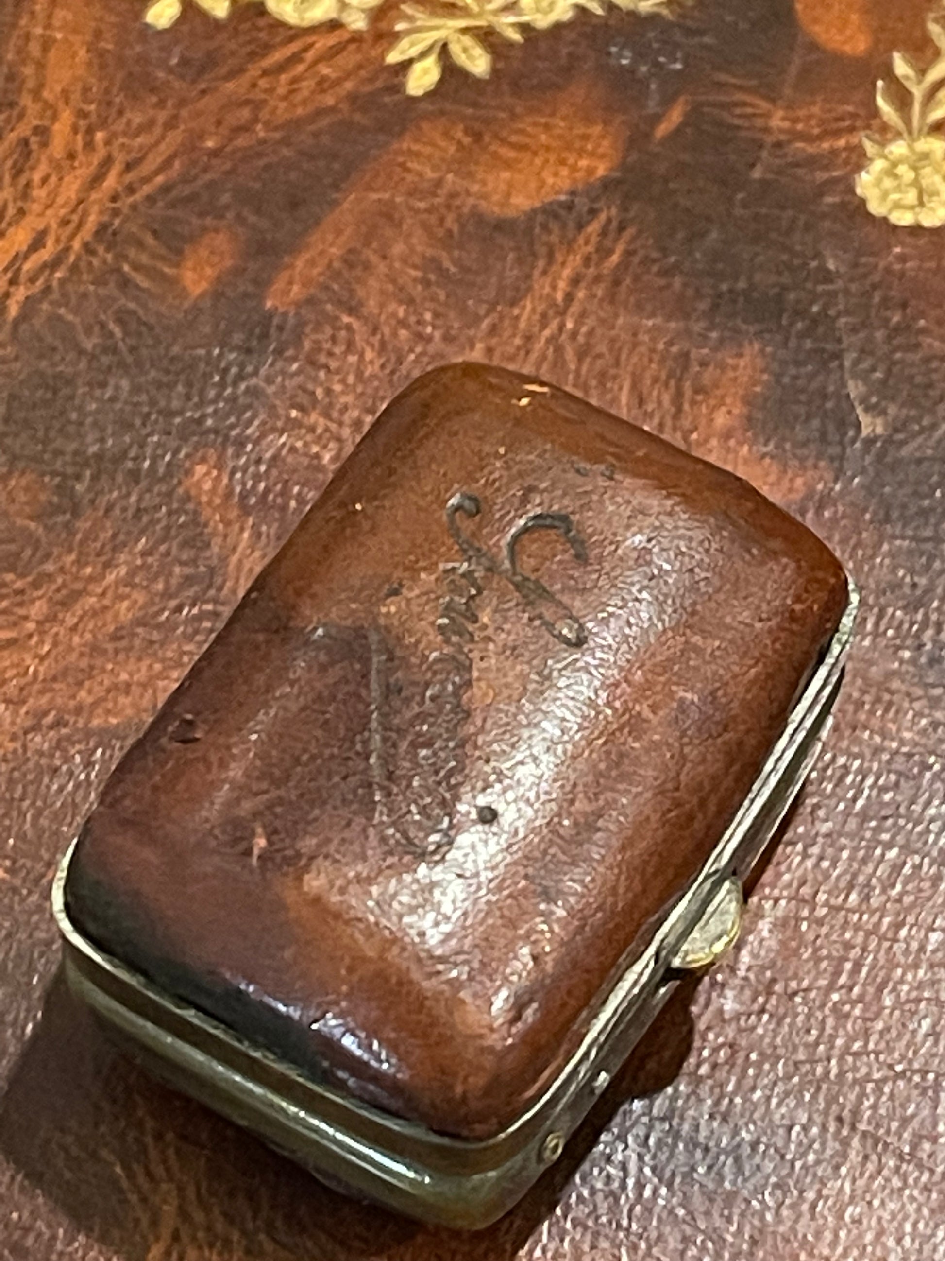 Souvenir thimble in a leather case - The White Barn Antiques